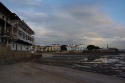 Mõõnav rannik ja Panama Viejo - renoveerimata hooned harmoneeruvad mudase paljanduva ookeanipõhjaga.