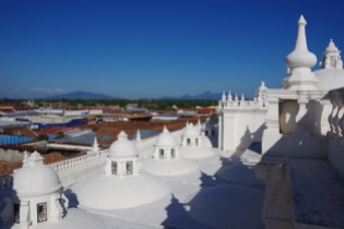 Üle valge katedraali ja Leoni katuste